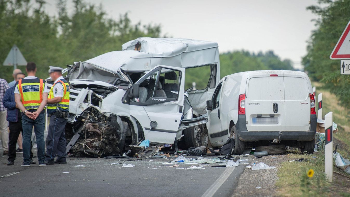 Tömegszerencsétlenség a 42-esen: ketten meghaltak, kilenc ember kórházba került