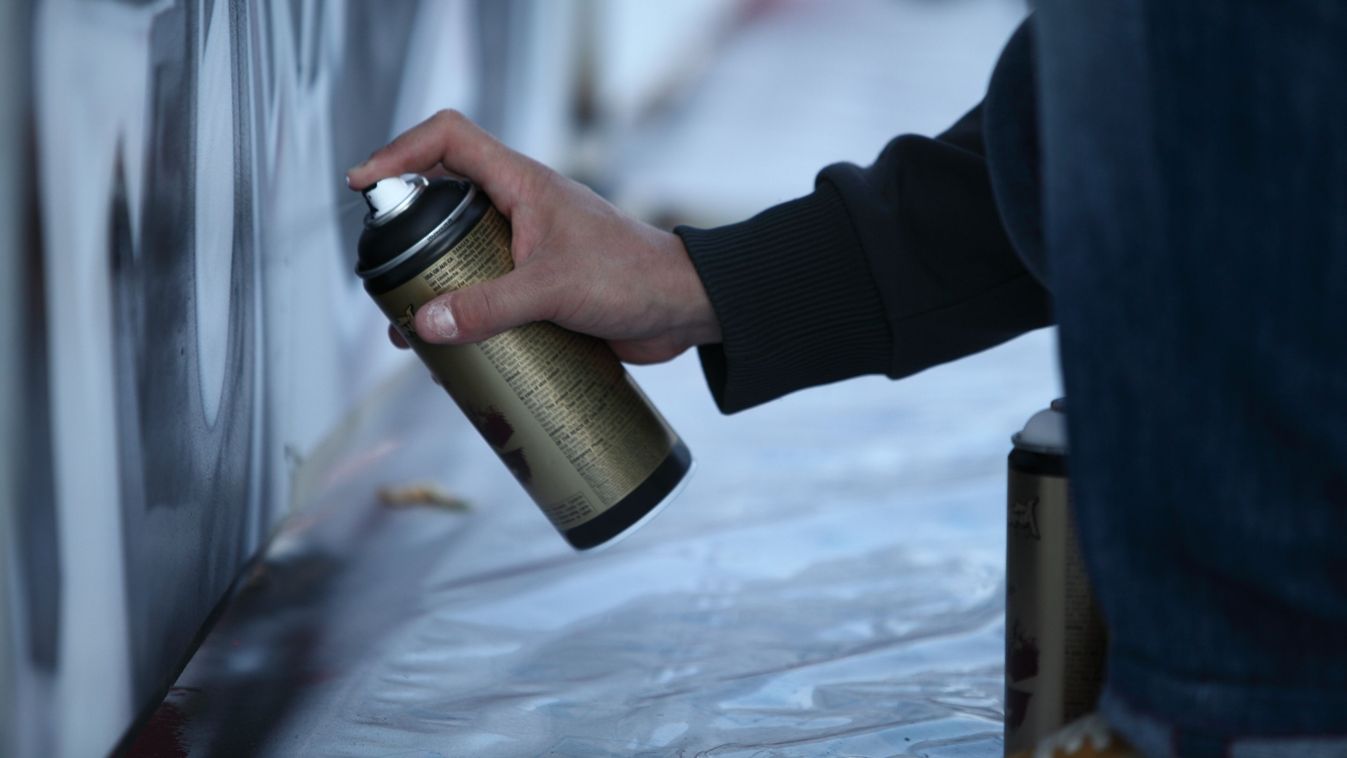 Megbánta tettét a nádudvari graffitis, aki falra, útra és járdákra is fújkált