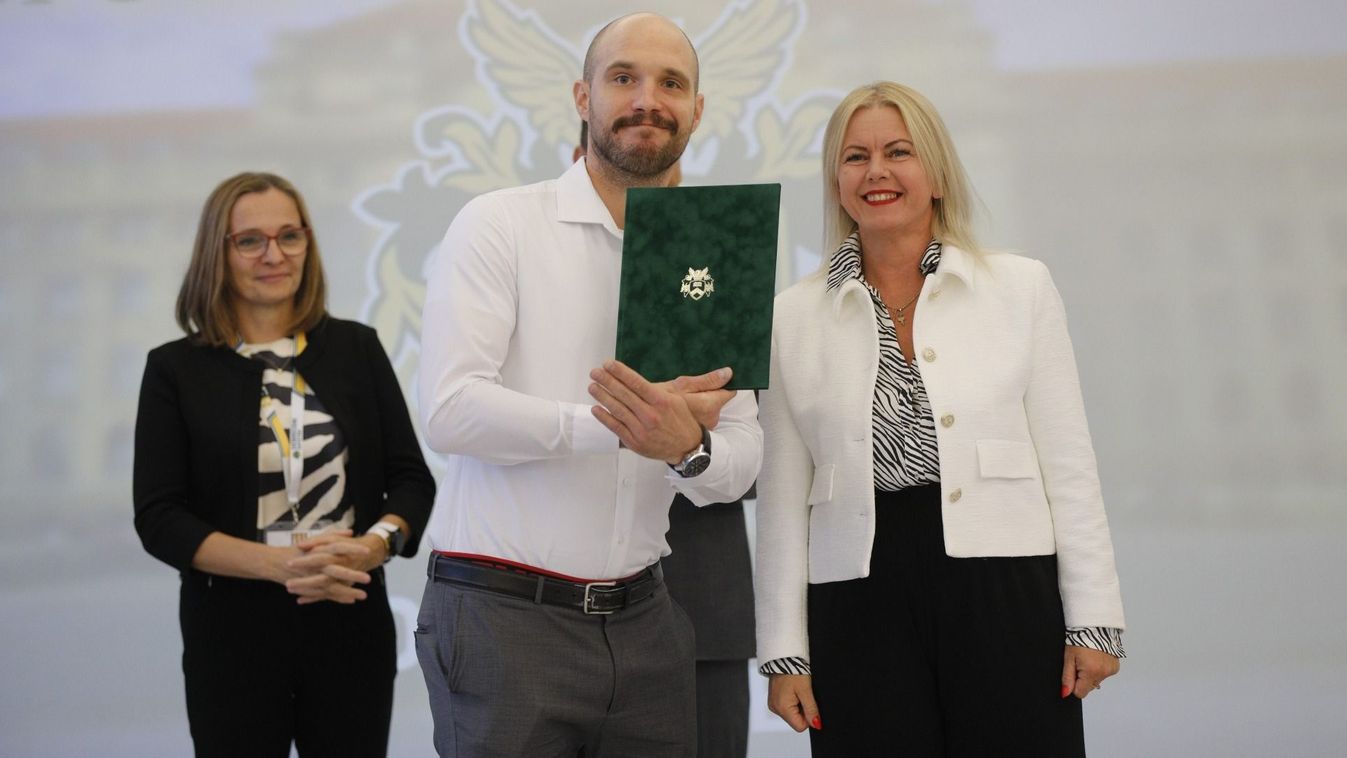 A Debreceni Egyetem büszkeségeit díjazták