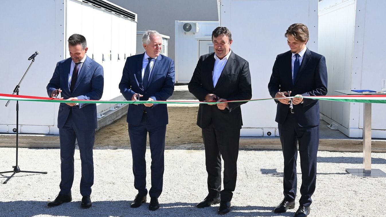 Felavatták az ország első Tesla MegaPack akkumulátoros villamosenergia-tárolóját