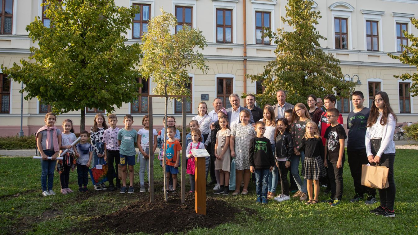 A gyengénlátók tárlatára érkezett Hajdúböszörménybe az űrhajós