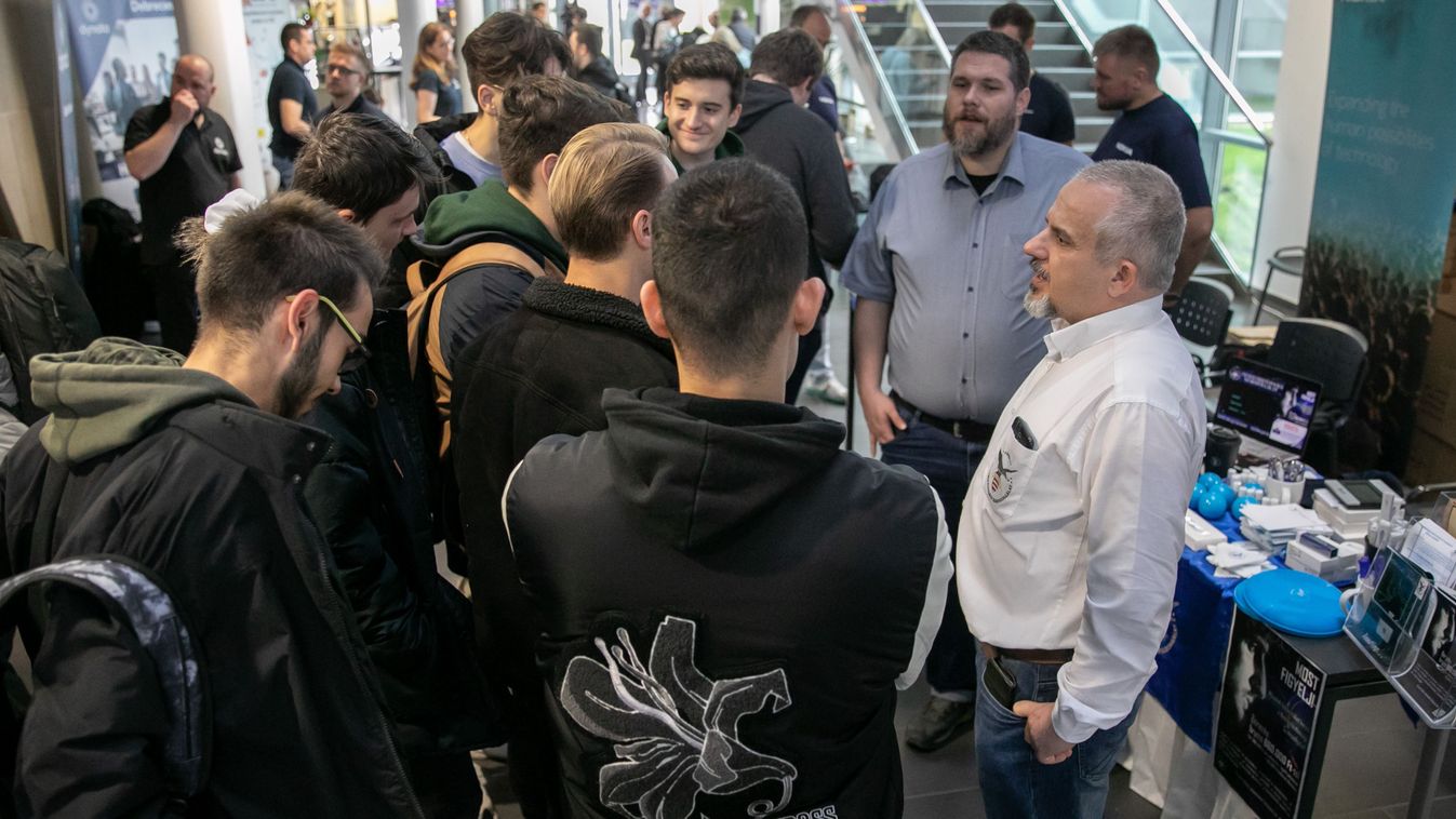 A debreceni informatikushallgatóknak is fontos szerepük lesz a jövő formálásában