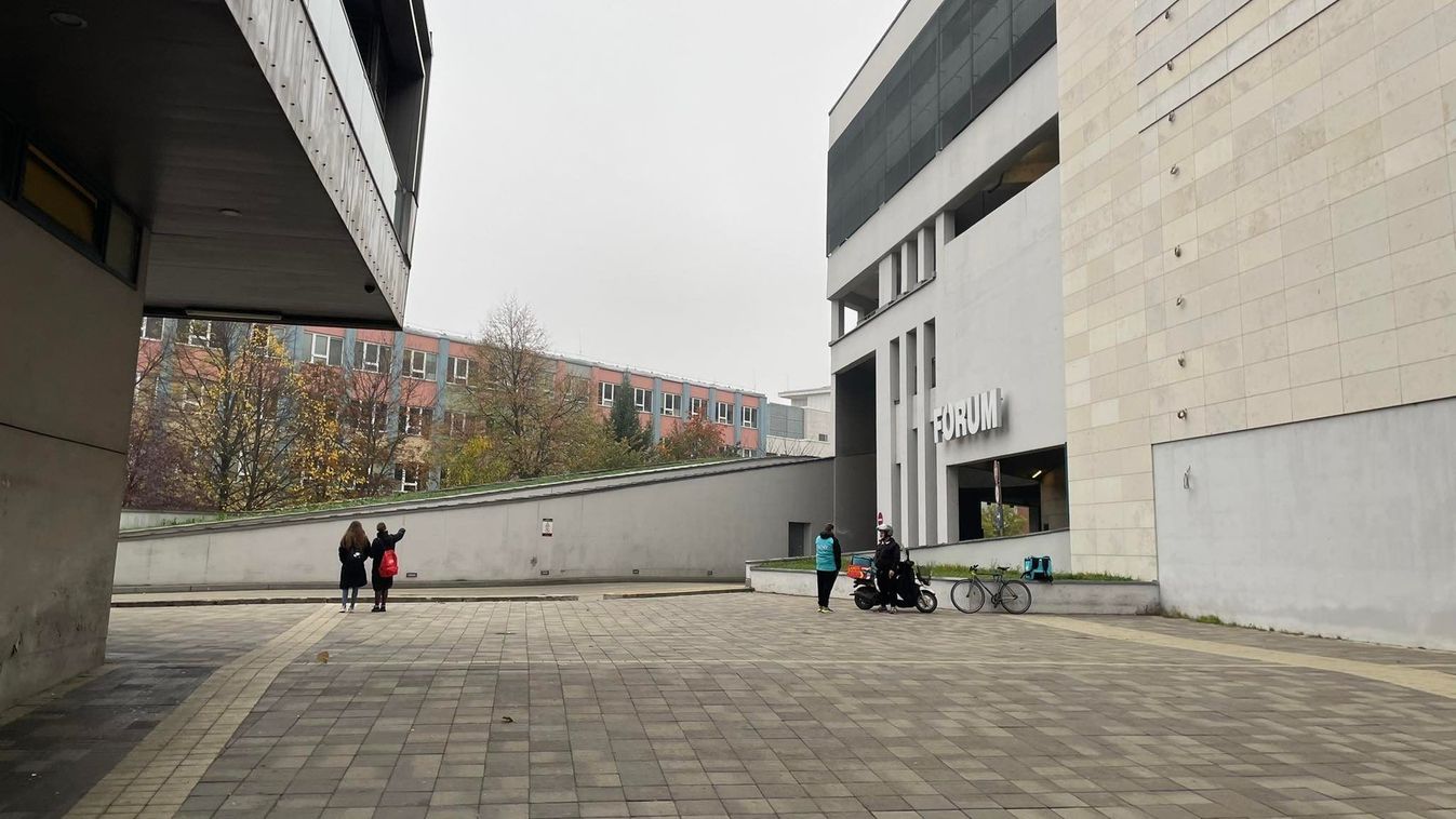 Kizuhant egy fiatal fiú a Fórum parkolószintjéről