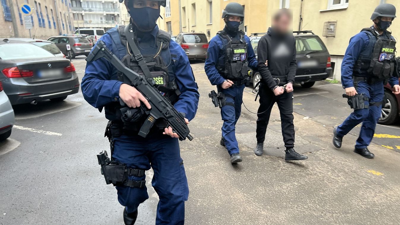 Óriási fordulat a fórumos rablás ügyében: kommandósok vitték be az egyik tettest a debreceni rendőségre