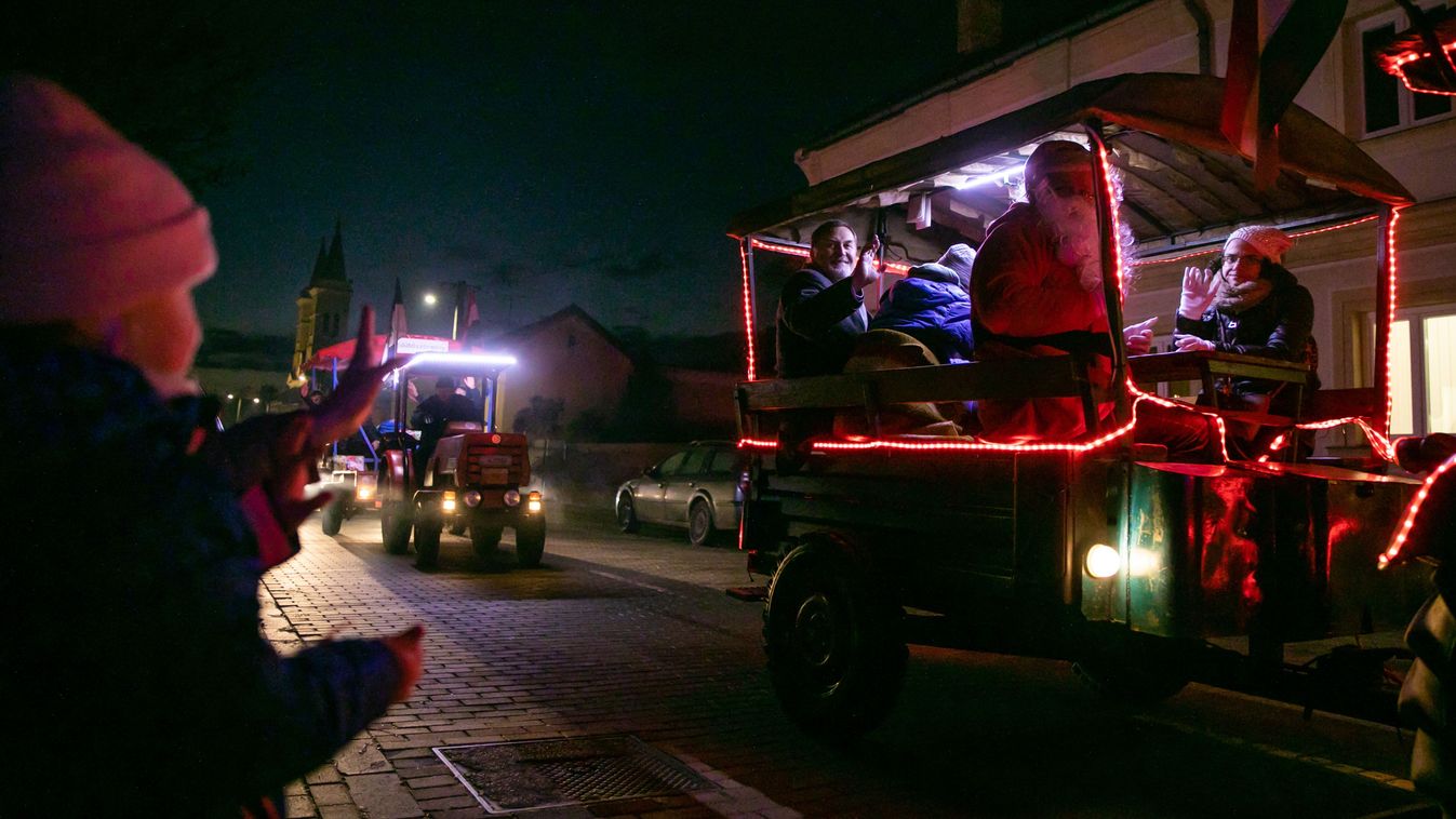 Idén sem a száncsengőre lettek figyelmesek a gyerekek, hiszen traktoron érkezett a Mikulás Hajdúböszörménybe - Fotókkal, videóval