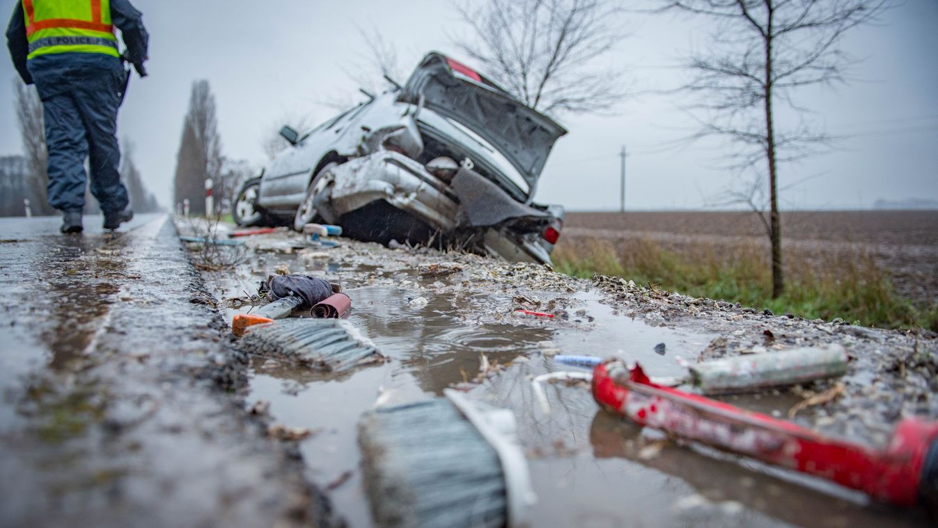 Árokba csapódott egy autó Derecske határában – fotókkal, videóval