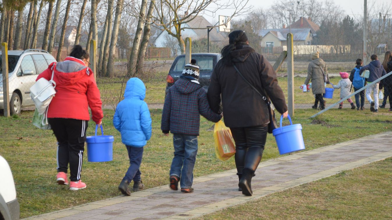 Kék vödör akció: több száz debreceninek segítenek