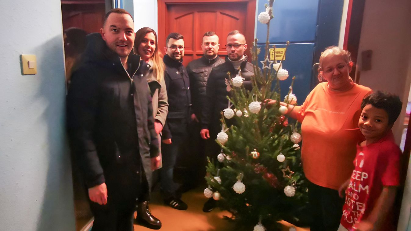 Karácsonyfával lepett meg egy családot a Fidelitas debreceni szervezete