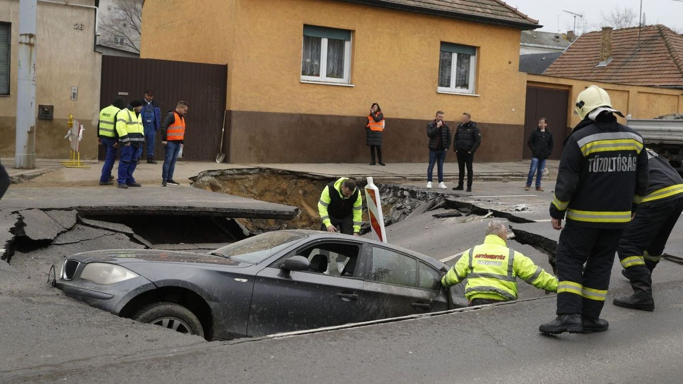 Frissítve: Beszakadt az úttest a Rakovszky utcán egy autó alatt - Fotókkal, videóval