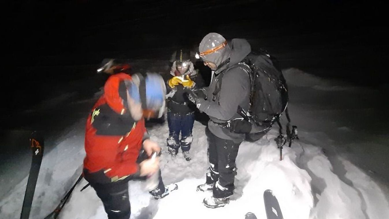 Így mentették ki a hó fogságából a magyar turistákat (videó)