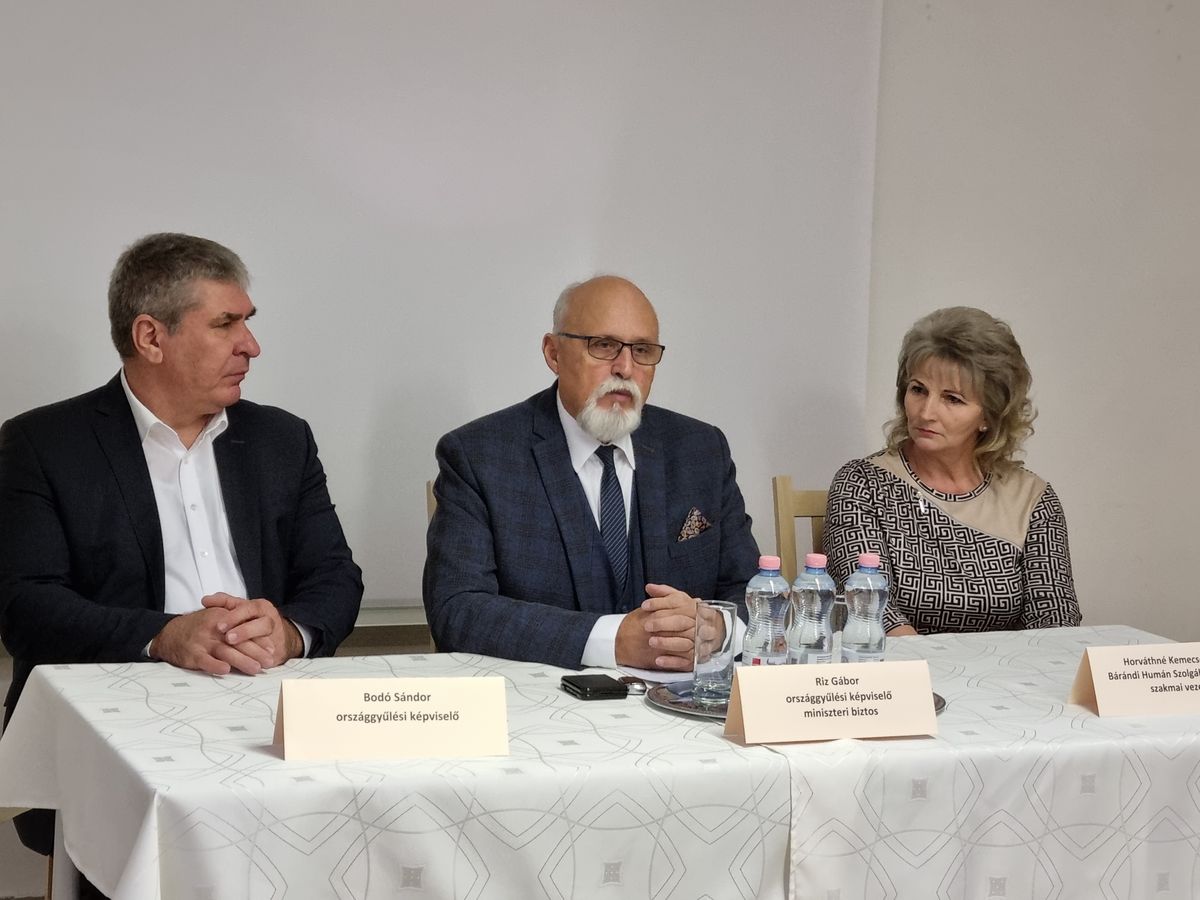 Bodó Sándor, Riz Gábor és Horváthné Kemecsei Erika a Barnakőszén Programról tárgyaltak.