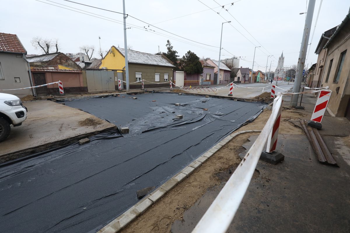 Jól haladnak a Rakovszky utca burkolatának helyreállítási munkálatai.