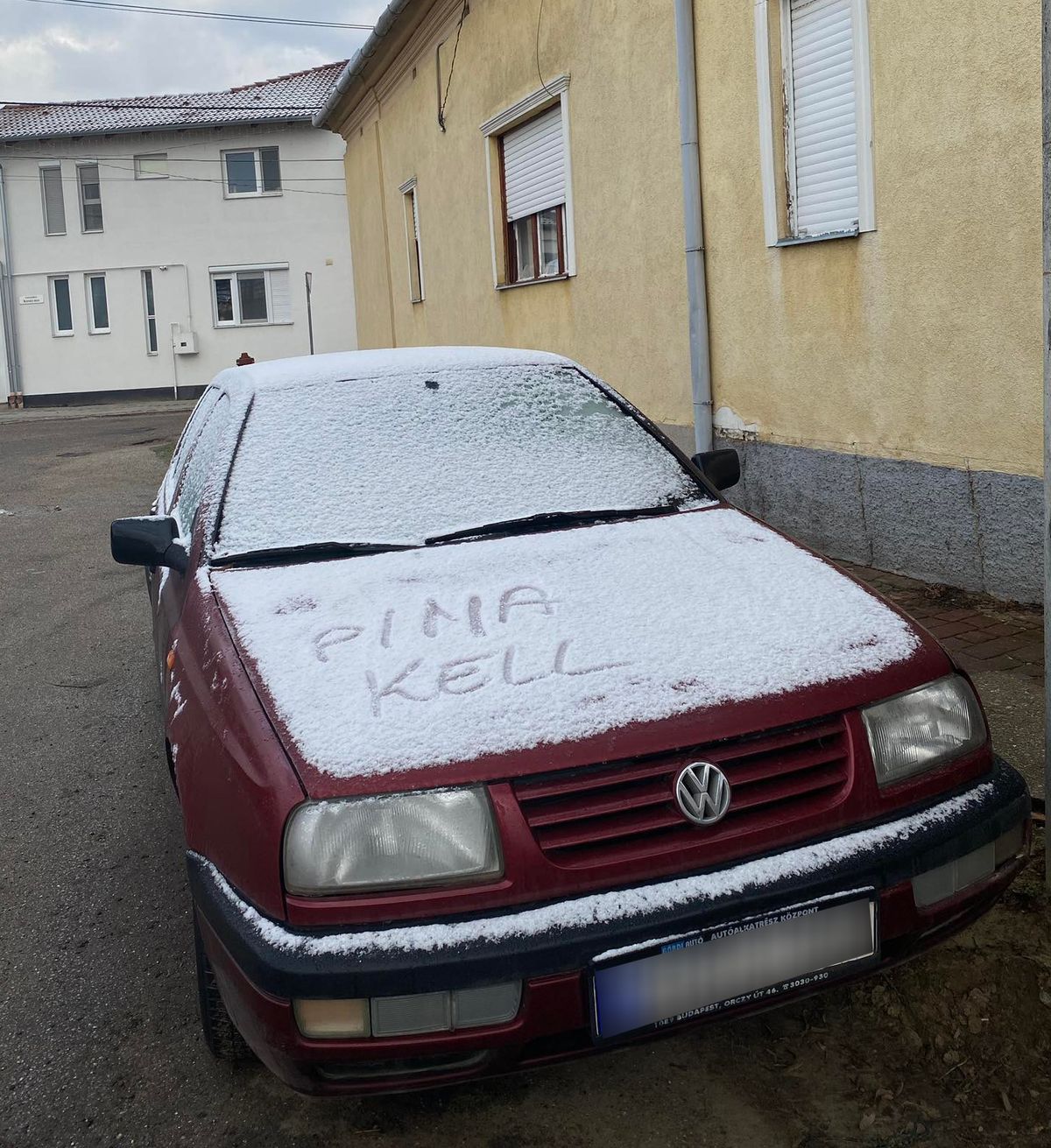 Lényegretörő, frappáns kétsoros fogadta a járókelőket kedd reggel egy hóval borított autó motorháztetején Debrecenben, a Dessewffy utcában. 