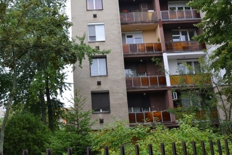 Egy Poroszlay utcai társasház egyik lakásában találtak rá egy 22 éves férfi holttestére