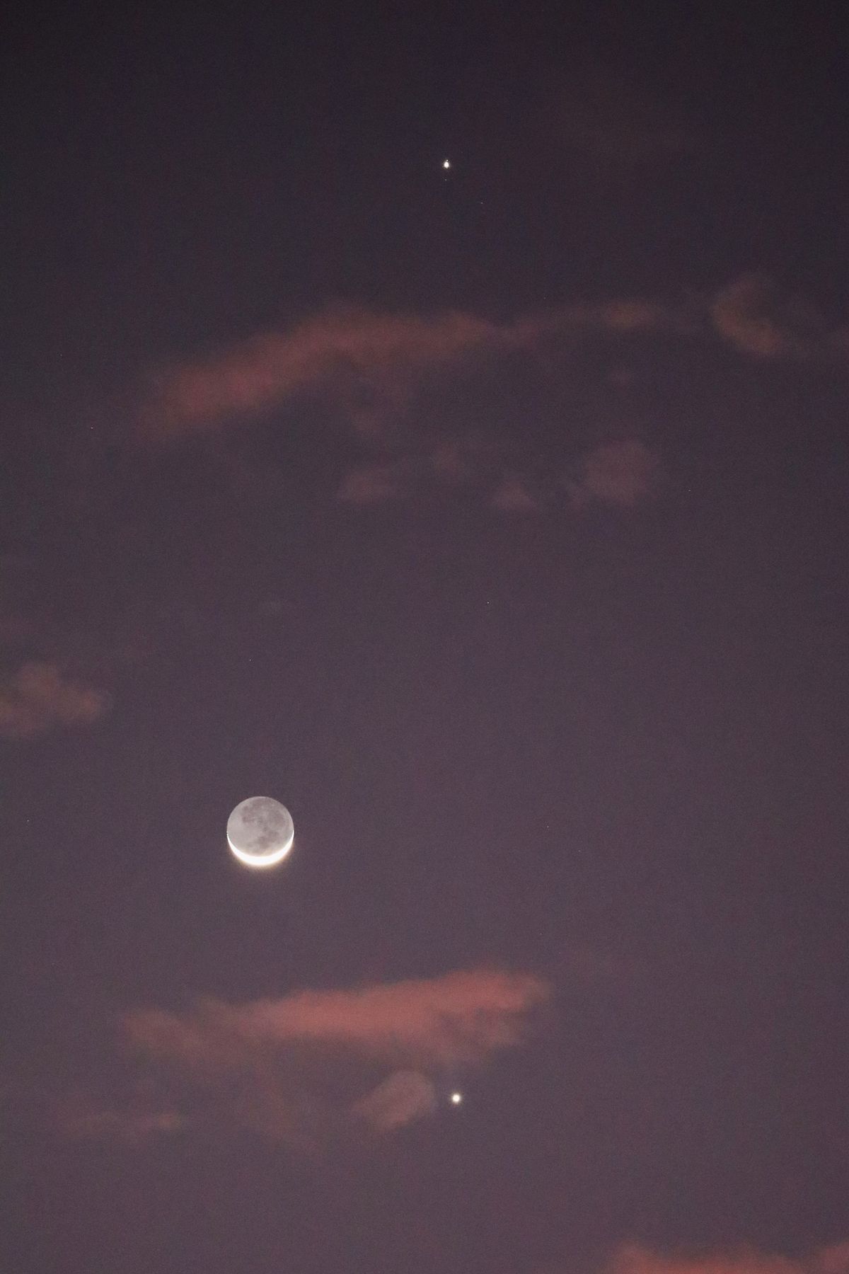 A Vénusz, a Hold és a Jupiter látszólagos együttállása Abu Dhabiból
