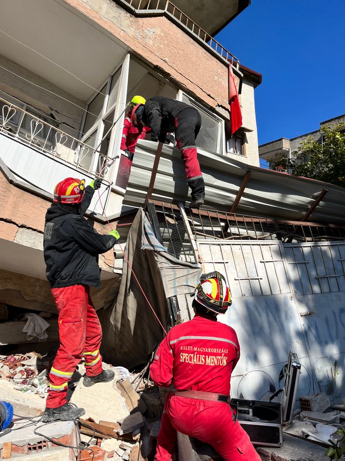 Befejezték a munkát a HUBA Rescue24 mentőcsapat tagjai a törökországi földrengés helyszínén