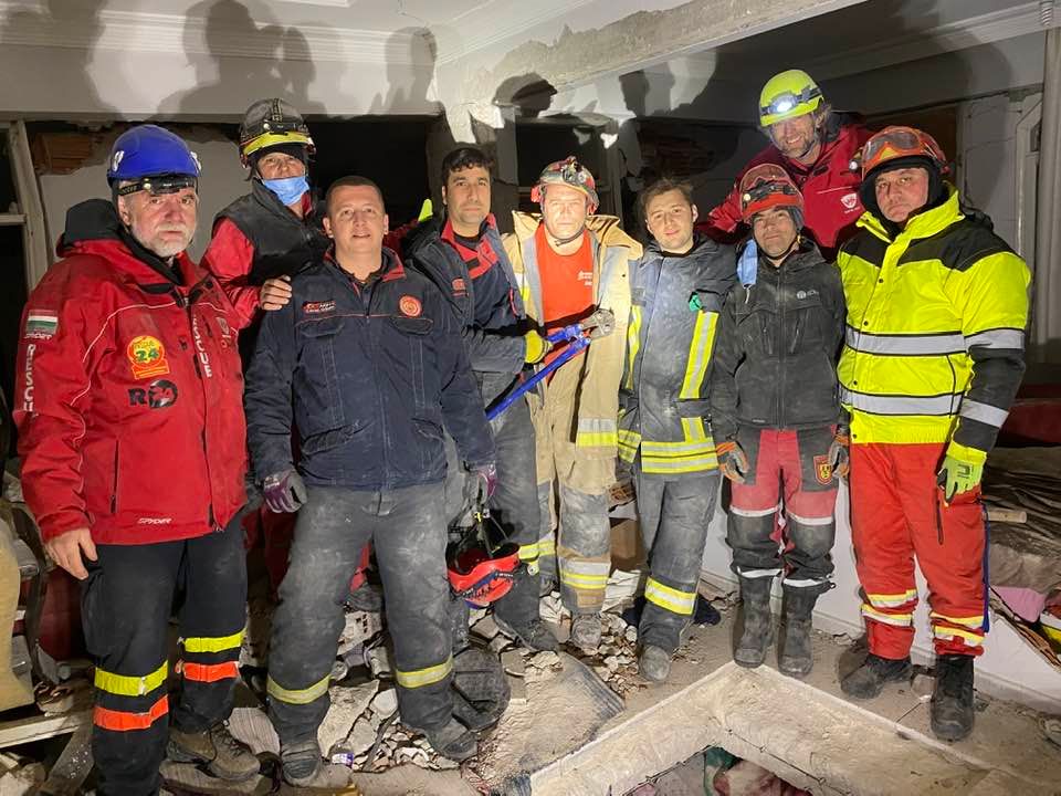 A mentőcsapat magyar és török tagjai, akik tizennégy óra kemény munka után kiszabadították a nénit a romok alól