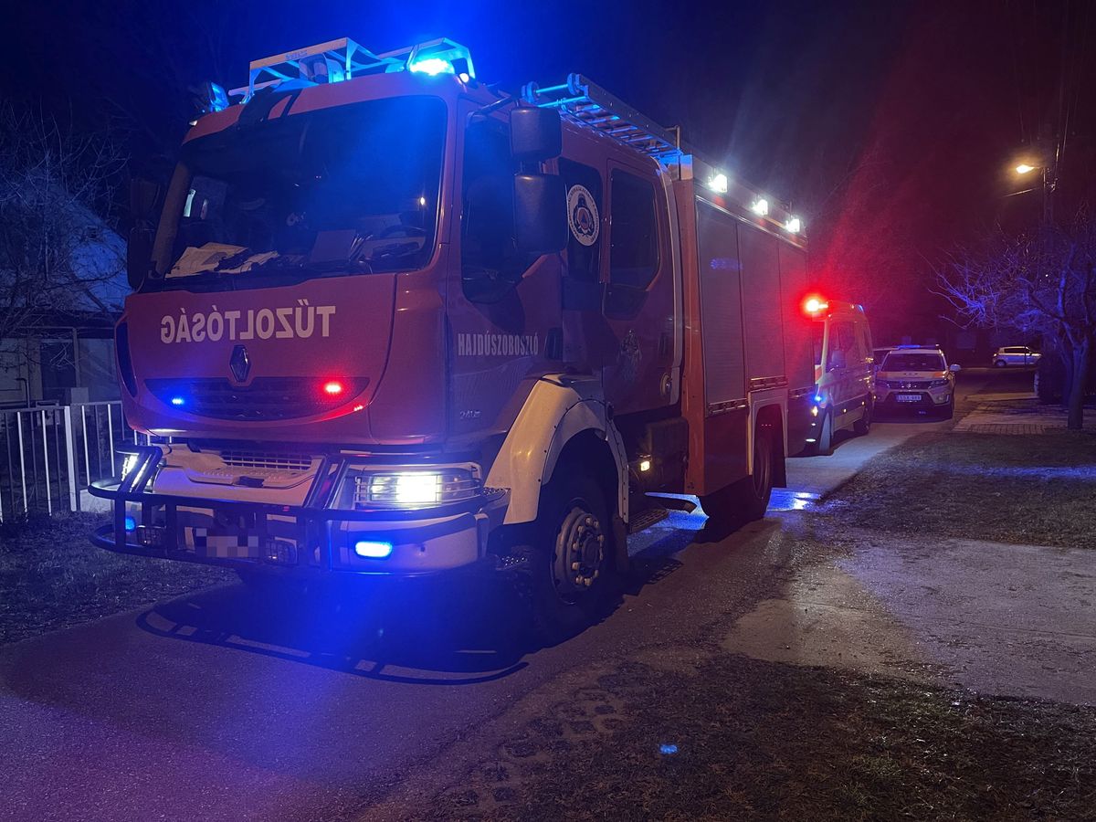 A tűzoltók juttatták be a mentősöket egy idős beteghez Hajdúszoboszlón