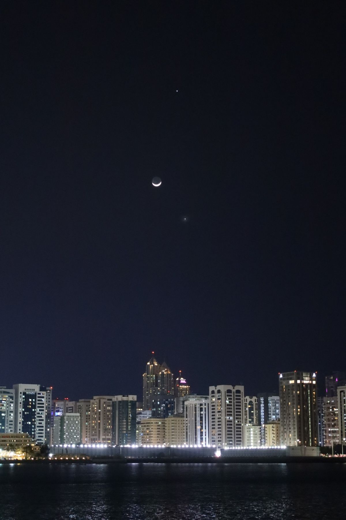 A Vénusz, a Hold és a Jupiter látszólagos együttállása Abu Dhabiból