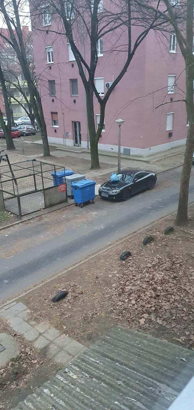Szemeteszsákot raktak egy parkoló autóra Debrecenben