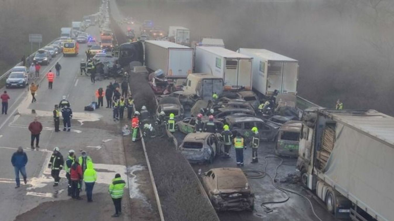 Tömegkarambol az M1-en: 37 személyautó és 5 kamion ütközött, 19 jármű kiégett