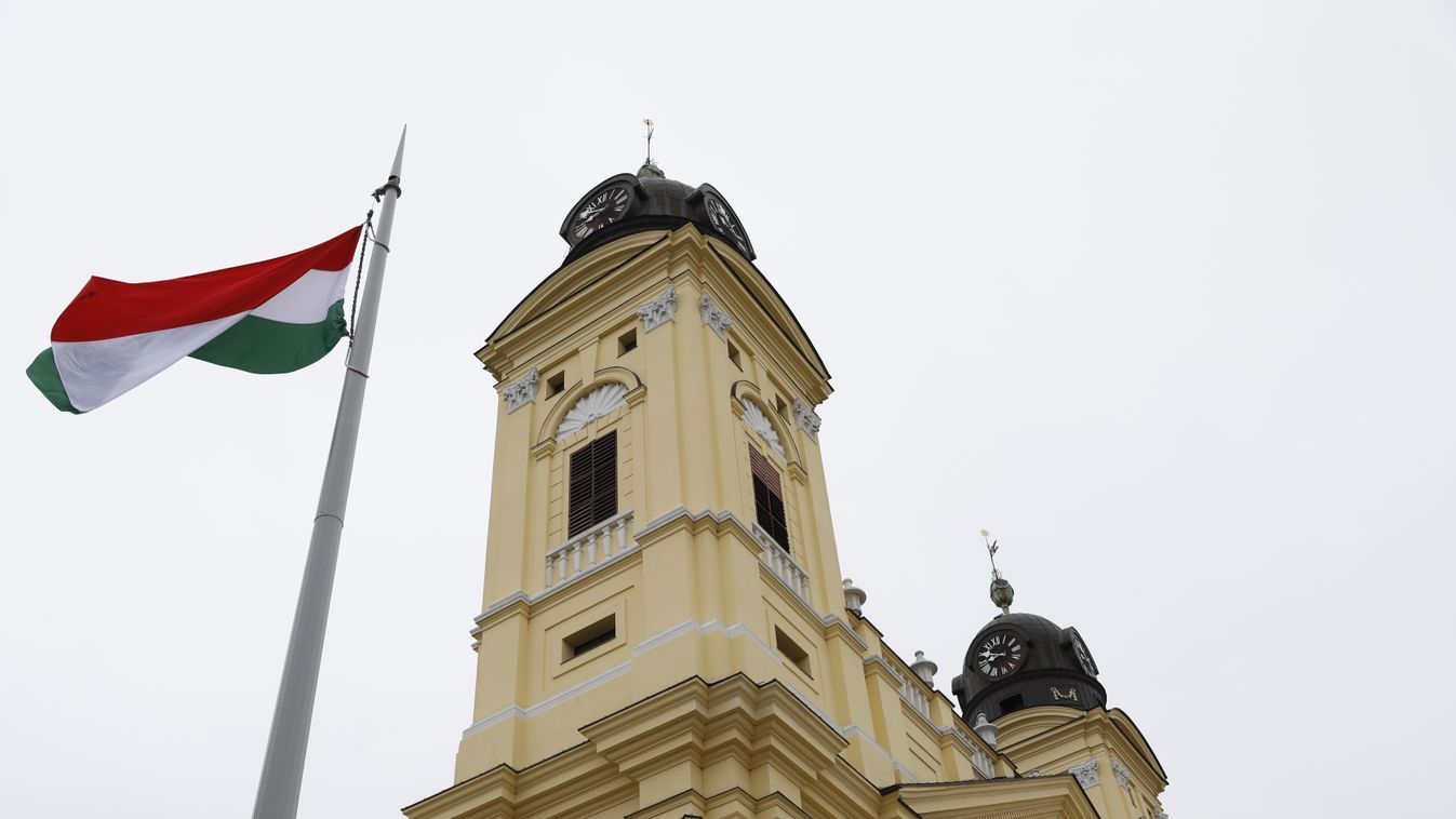 Magasban az ország zászlaja a debreceni Kossuth téren – fotókkal