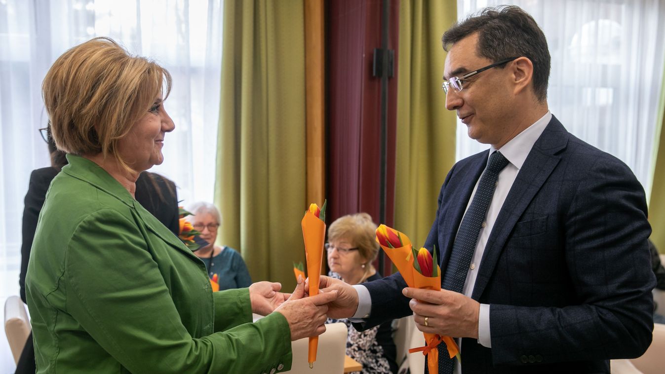 Tulipiros jókedvvel ünnepeltek nőnapon a debreceni nyugdíjasok – fotókkal