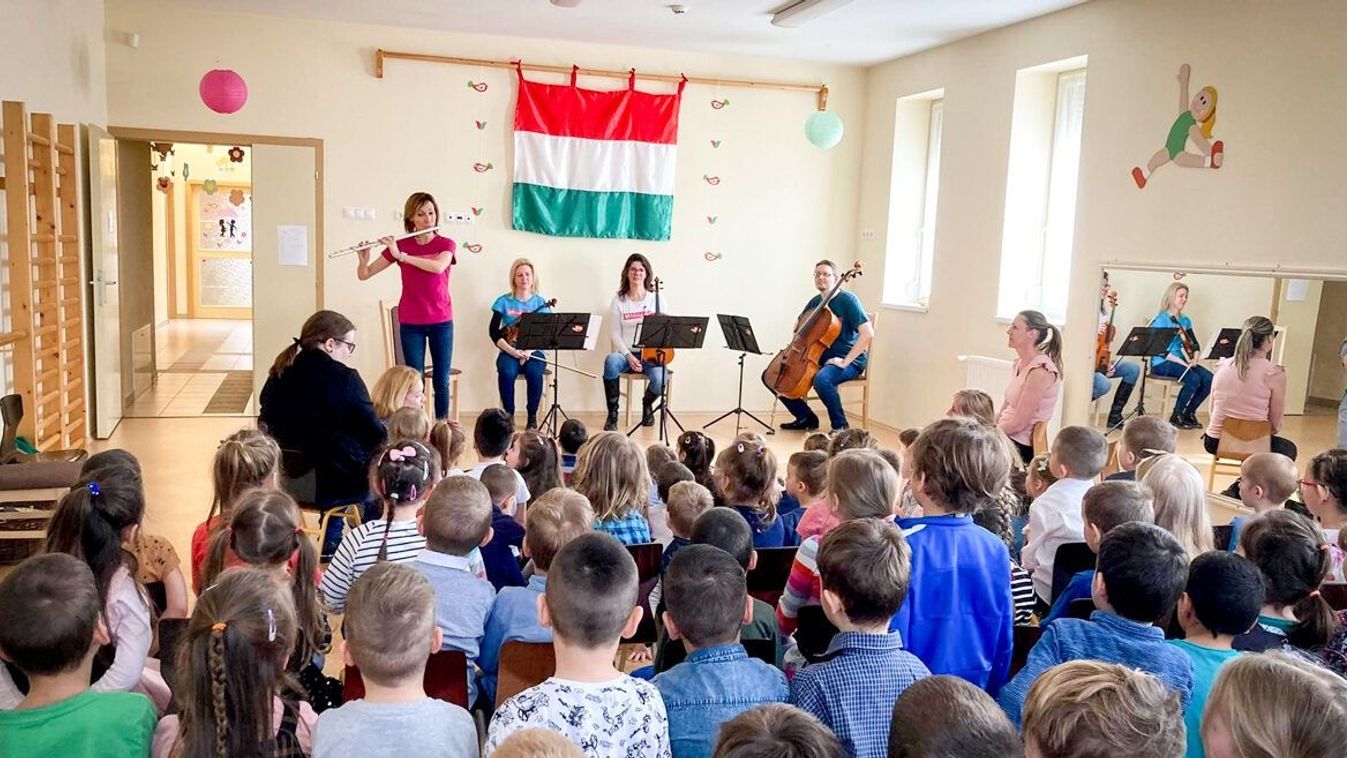 Mikepércsen is hallhatták a gyerekek a Sokszínvirág Zenekart