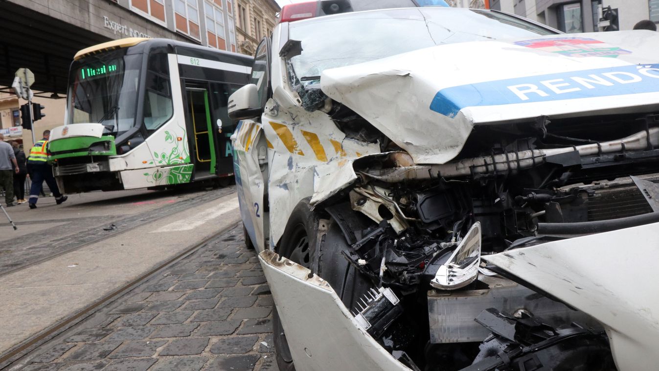 Belerohant egy rendőrautóba a villamos Miskolcon, a kamera mindent felvett
