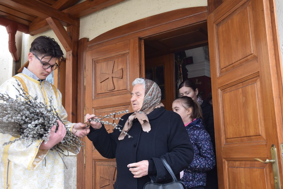 A liturgia után a görögkatolikus hívek otthonukba vitték a szentelt barkát