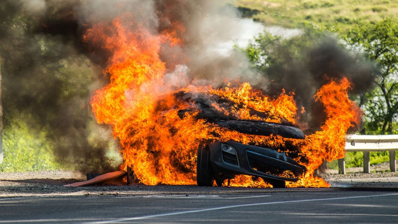 Kigyulladt egy autó a 471-esen, Hajdúsámsonnál