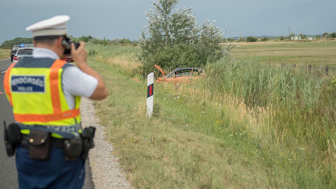 Lesodródott egy autó a 33-as főútról