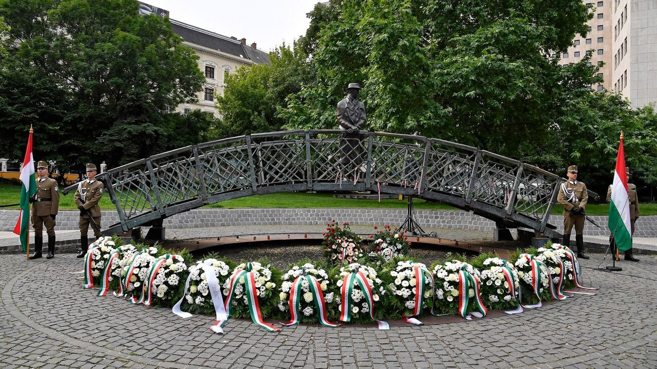Menczer Tamás: csak a nemzeti érdek, a magyar emberek érdeke lehet az első