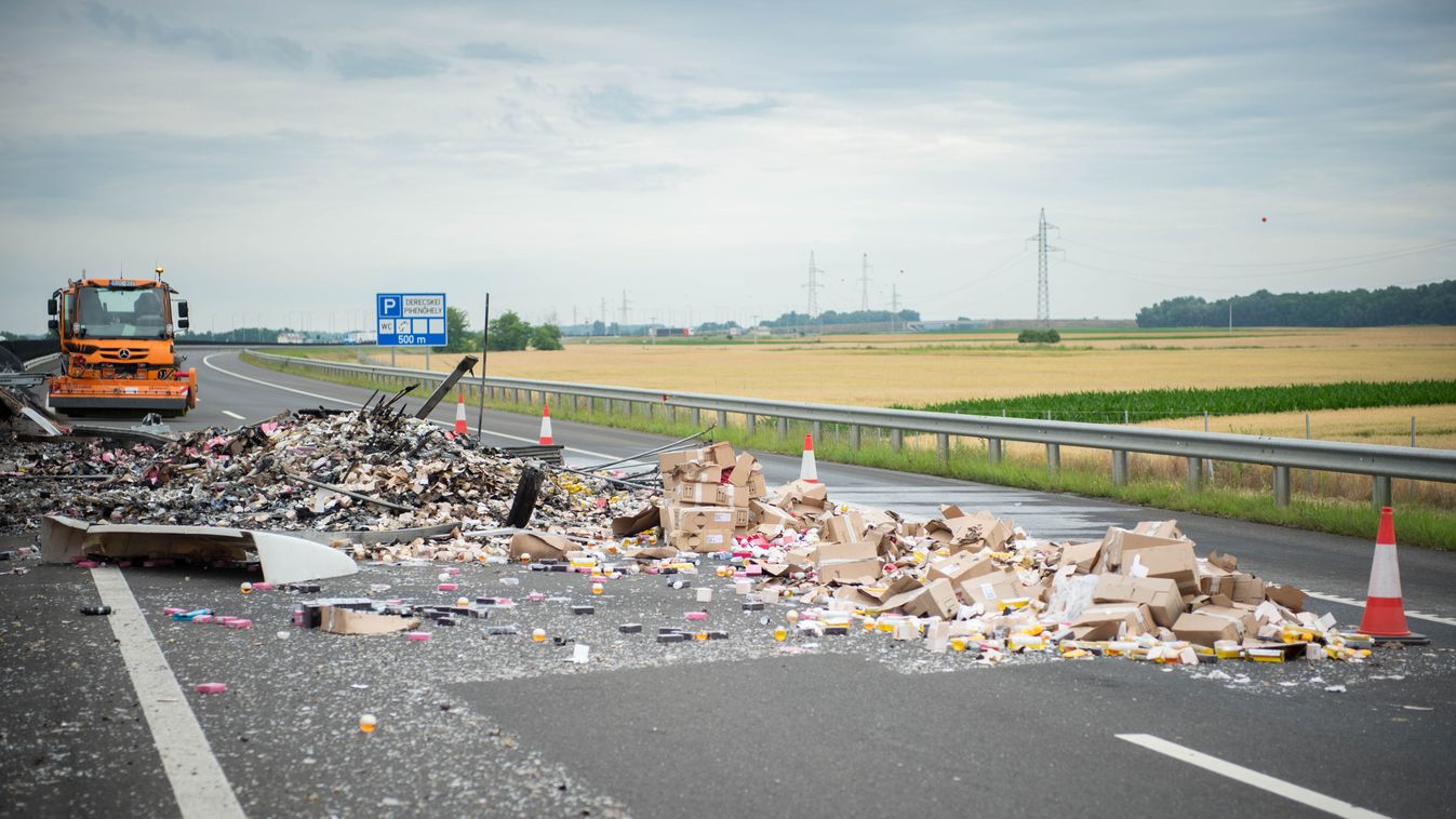 Durrdefekt és kamiontűz az M35-ösön: az egyik oldalt már teljesen visszaadták a forgalomnak