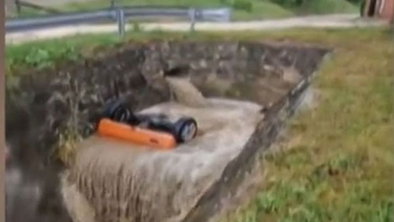 Elsüllyedt egy autó Budapesten (videó)