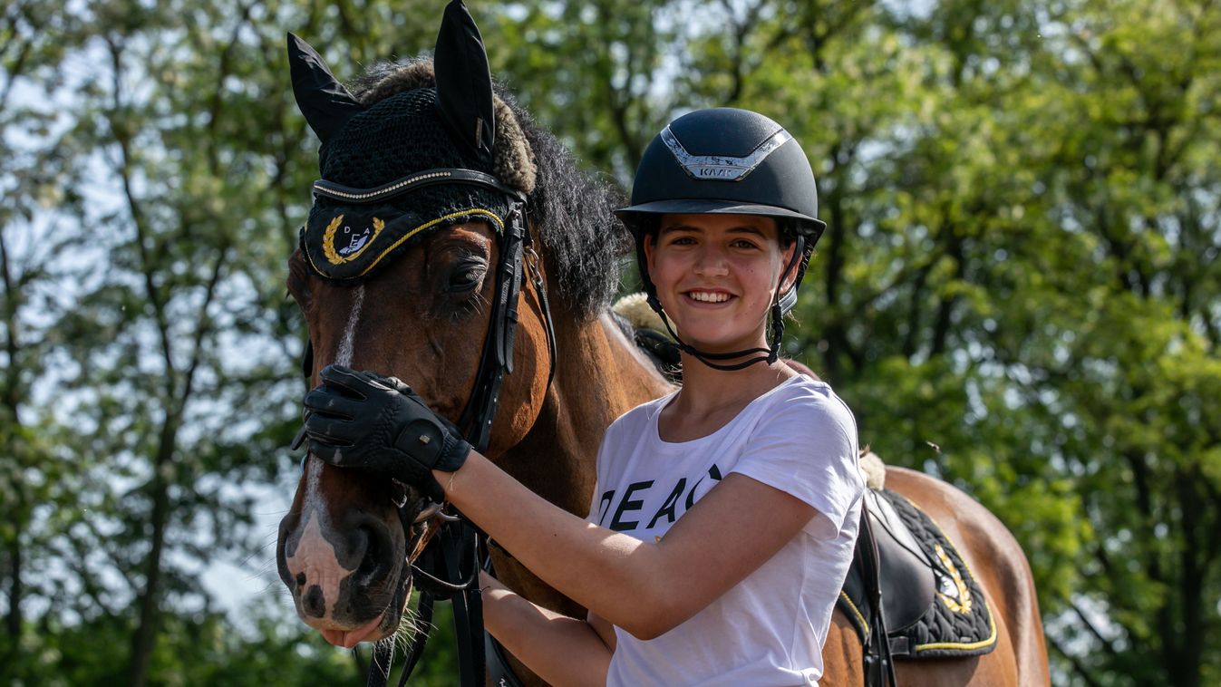 Kecsesen vágtat céljai felé Joli – fotókkal