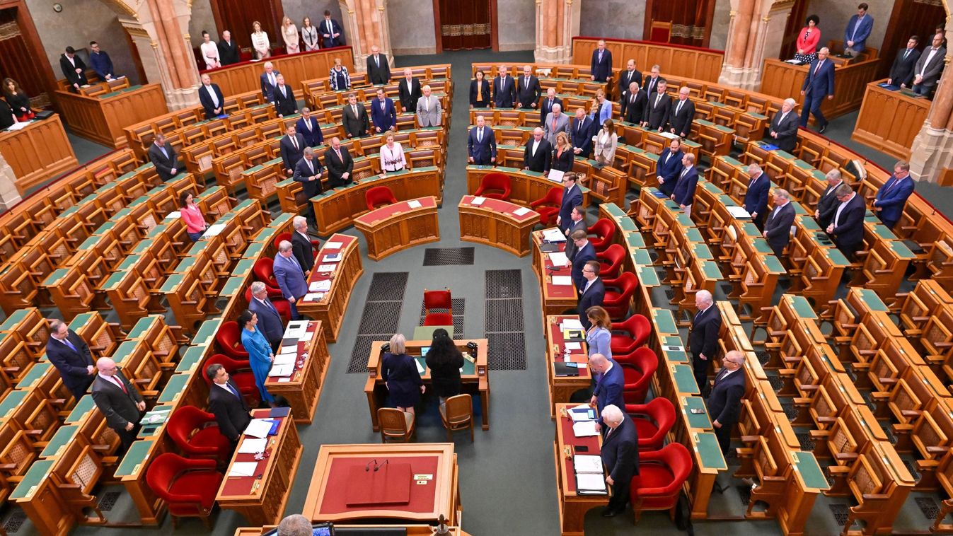 Pénteken tárgyalhatja a parlament a pedagógusi életpályáról szóló törvényjavaslatot
