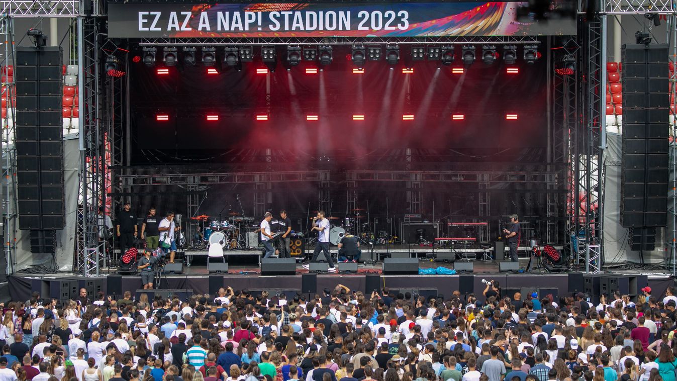 Zenével, dicsőítéssel kértek áldást és segítséget a Nagyerdei Stadionban