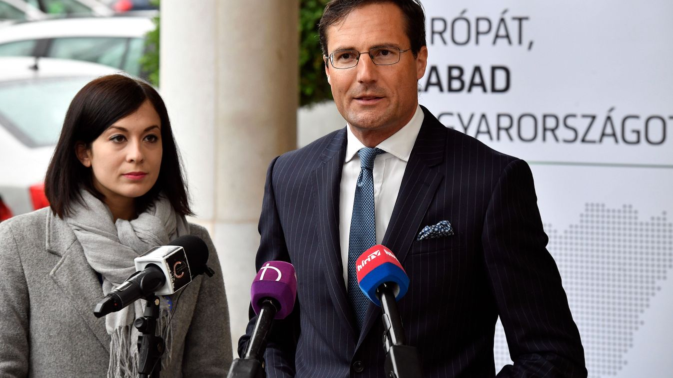 Milliókat keresnek, miközben Brüsszelben a pedagógusok béremelése ellen küzdenek