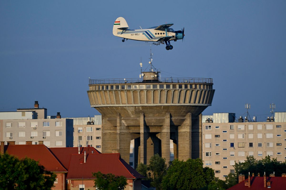 Debrecen, 2023. július 18.
Légi szúnyoggyérítést végzõ Antonov An-2 típusú repülõgép Debrecen felett 2023. július 18-án. Az önkormányzat által megrendelt gyérítéshez olyan szúnyogirtó szert alkalmaznak csekély mennyiségben, amely kizárólag az érzékenyebb rovarokat pusztítja el, melegvérû állatokra, emberre nem veszélyes, hatóanyaga néhány óra alatt lebomlik.
MTI/Czeglédi Zsolt