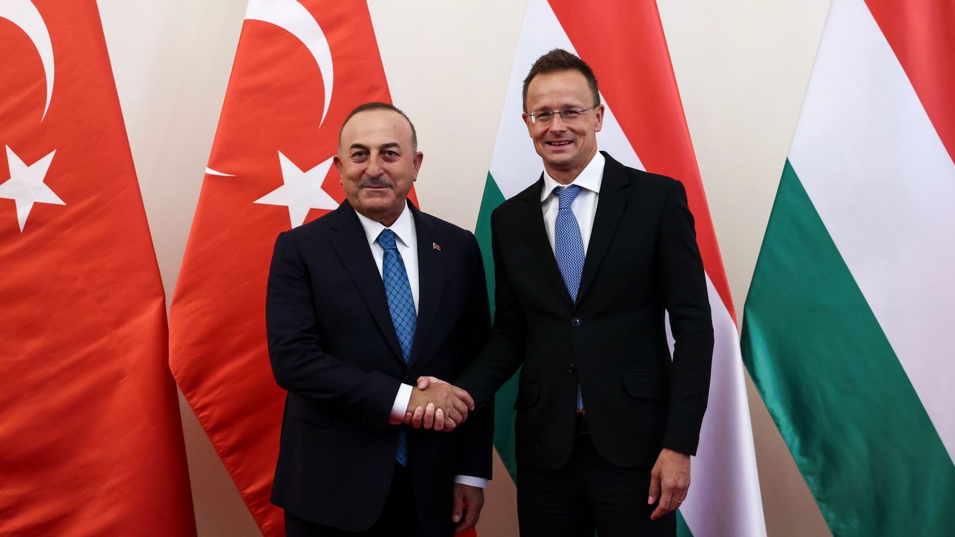 Szijjártó Péter állami kitüntetést adott át a korábbi török külügyminiszternek (videó)