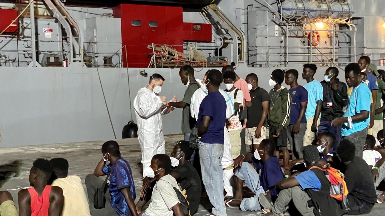 Hihetetlen állapotok uralkodnak az olasz migránsszigeten (videó)