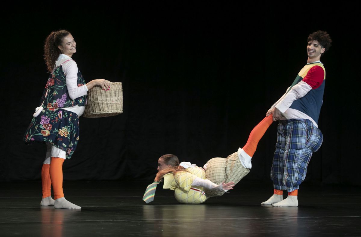 Tanszercsomagokat vehettek át rászoruló gyerekek a Csokonai Nemzeti Színházban