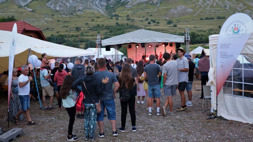 Μεξικάνικα και ελληνικά συγκροτήματα λαϊκών χορών παρουσιάζουν επίσης στο Τορόκο