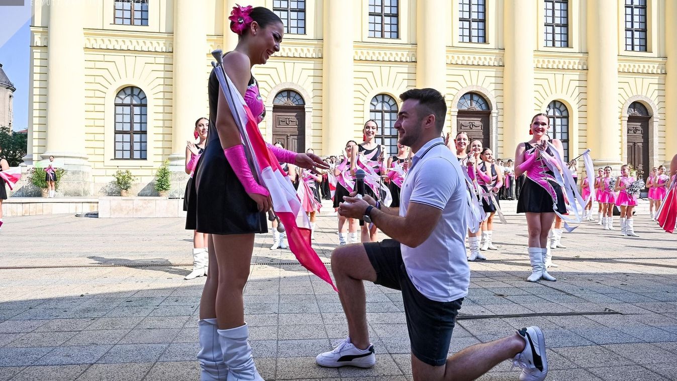 Kell ennél jobb alkalom? Lánykéréssel indult a Debreceni Virágkarnevál! – videóval