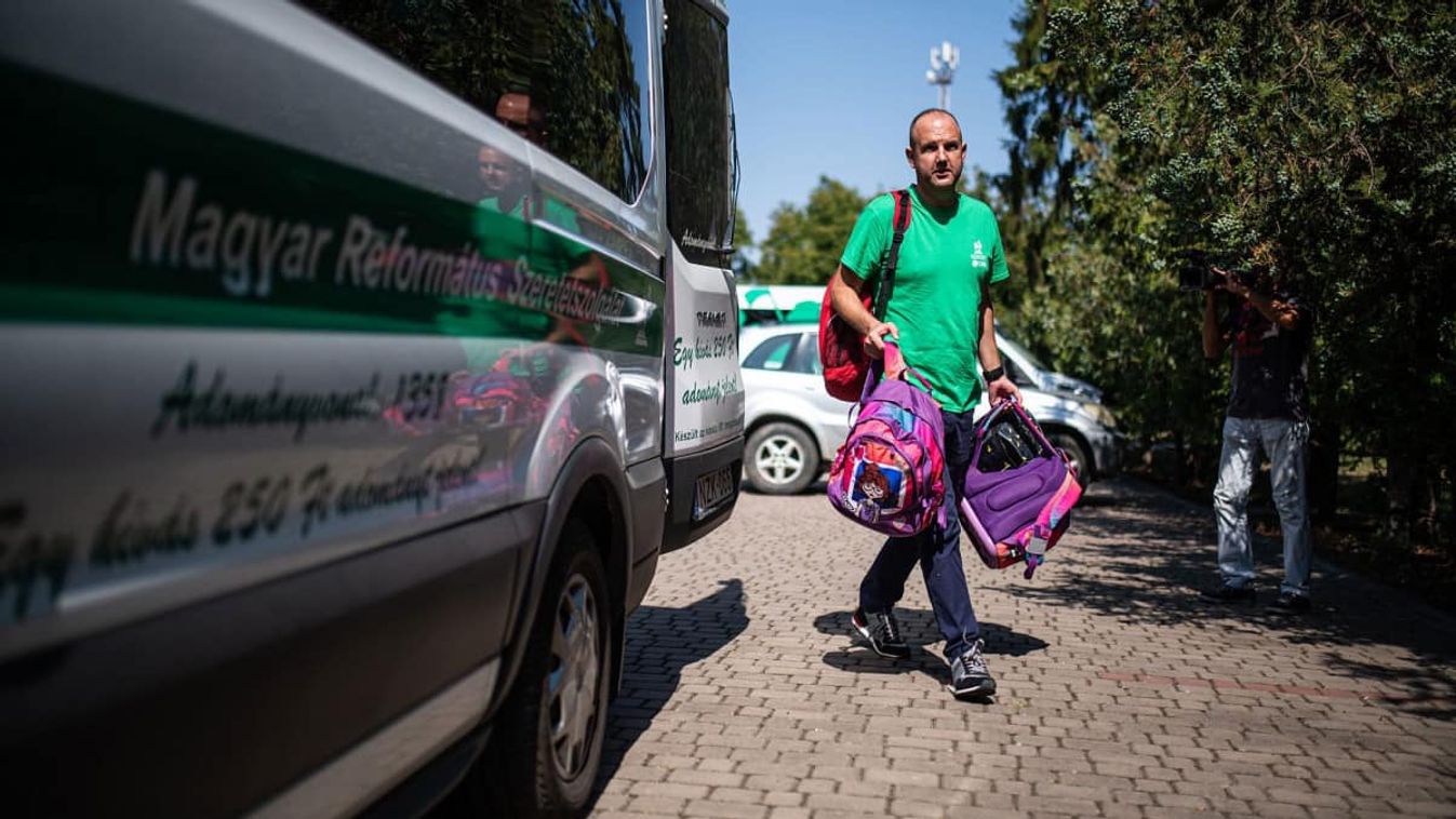 Tanszercsomagot és könyveket adományoz a Magyar Református Szeretetszolgálat