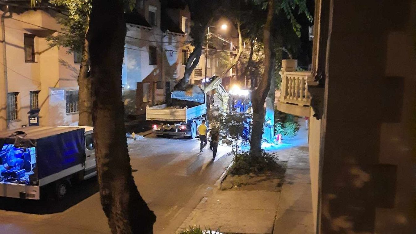 Csőtörés volt a Honvéd utcán