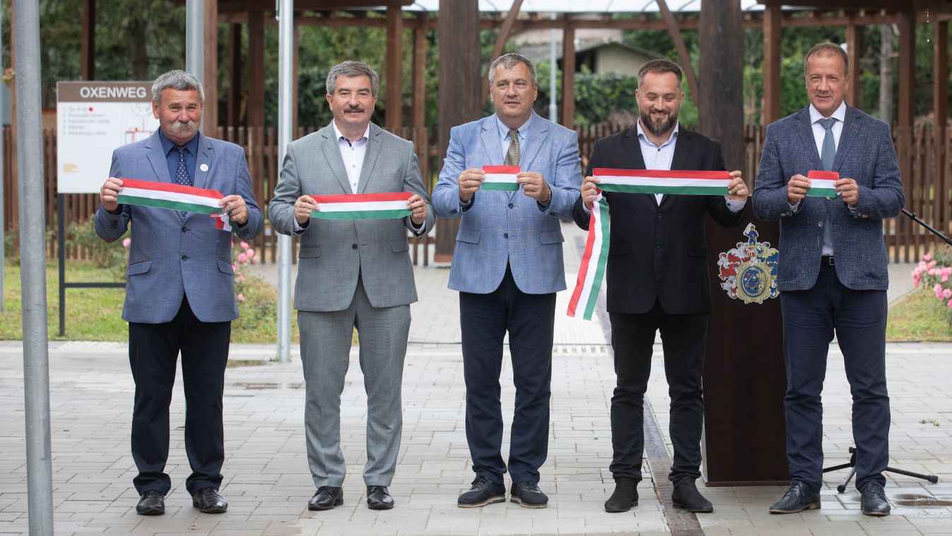 Átadták a bővített Fürdőkertet és az új látogatóközpontot is Hajdúböszörményben