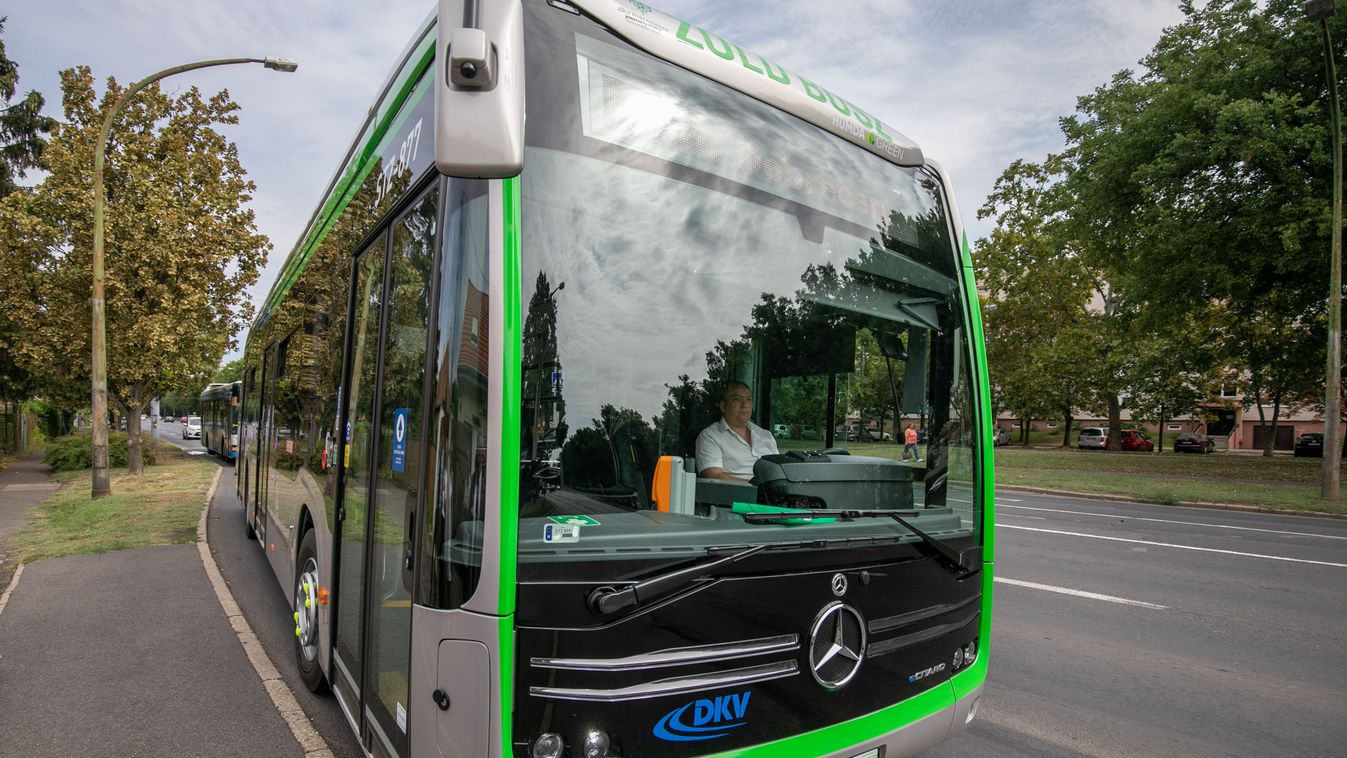 Megfordulás közben fennakadt egy busz az árok szélén Debrecenben – rosszul lett a jármű vezetője