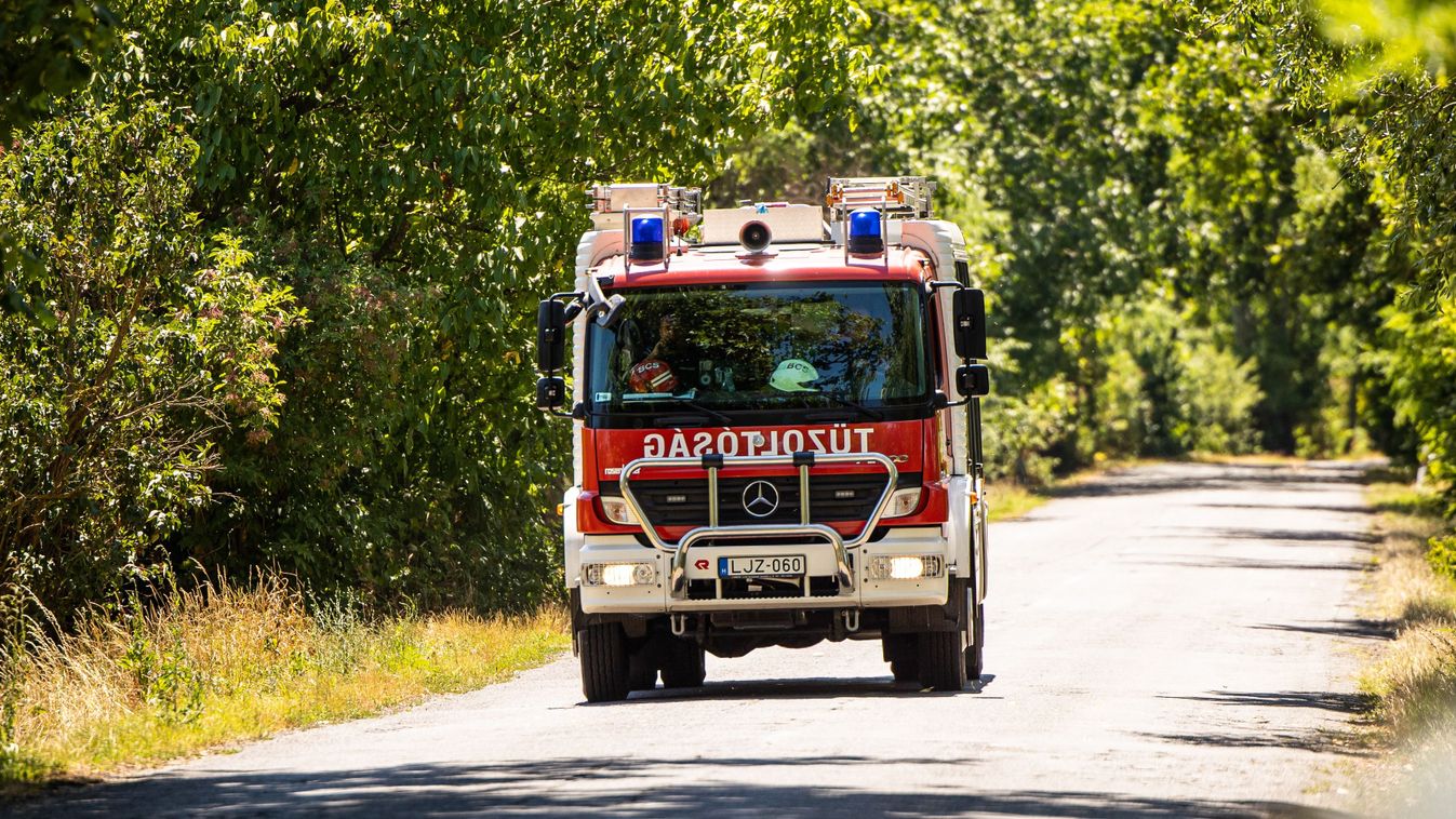 Árokba borult gépjárművekhez riasztották a tűzoltókat szombaton